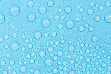 Mavi arkaplan dokusuna su damlaları. Arkaplan camı su damlalarıyla kaplı. Sudaki kabarcıklar