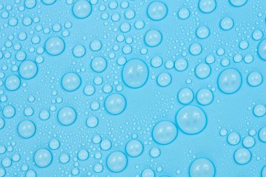 Mavi arkaplan dokusuna su damlaları. Arkaplan camı su damlalarıyla kaplı. Sudaki kabarcıklar