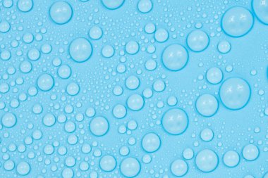 Mavi arkaplan dokusuna su damlaları. Arkaplan camı su damlalarıyla kaplı. Sudaki kabarcıklar