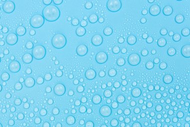 Mavi arkaplan dokusuna su damlaları. Arkaplan camı su damlalarıyla kaplı. Sudaki kabarcıklar