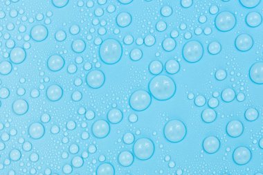 Mavi arkaplan dokusuna su damlaları. Arkaplan camı su damlalarıyla kaplı. Sudaki kabarcıklar