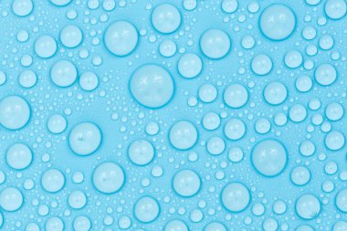 Mavi arkaplan dokusuna su damlaları. Arkaplan camı su damlalarıyla kaplı. Sudaki kabarcıklar