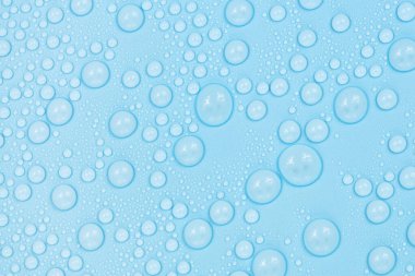 Mavi arkaplan dokusuna su damlaları. Arkaplan camı su damlalarıyla kaplı. Sudaki kabarcıklar