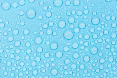 Mavi arkaplan dokusuna su damlaları. Arkaplan camı su damlalarıyla kaplı. Sudaki kabarcıklar
