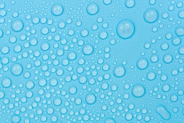 Mavi arkaplan dokusuna su damlaları. Arkaplan camı su damlalarıyla kaplı. Sudaki kabarcıklar