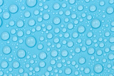 Mavi arkaplan dokusuna su damlaları. Arkaplan camı su damlalarıyla kaplı. Sudaki kabarcıklar