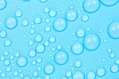 Mavi arkaplan dokusuna su damlaları. Arkaplan camı su damlalarıyla kaplı. Sudaki kabarcıklar