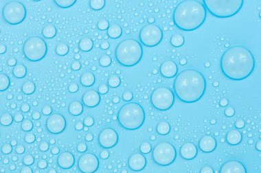 Mavi arkaplan dokusuna su damlaları. Arkaplan camı su damlalarıyla kaplı. Sudaki kabarcıklar