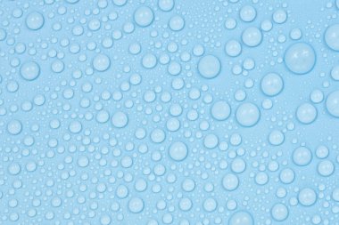 Mavi arkaplan dokusuna su damlaları. Arkaplan camı su damlalarıyla kaplı. Sudaki kabarcıklar