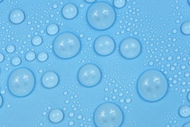 Mavi arkaplan dokusuna su damlaları. Arkaplan camı su damlalarıyla kaplı. Sudaki kabarcıklar