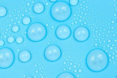 Mavi arkaplan dokusuna su damlaları. Arkaplan camı su damlalarıyla kaplı. Sudaki kabarcıklar