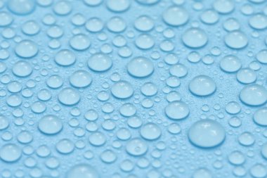 Mavi arkaplan dokusuna su damlaları. Arkaplan camı su damlalarıyla kaplı. Sudaki kabarcıklar
