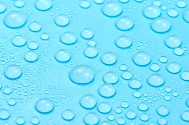 Mavi arkaplan dokusuna su damlaları. Arkaplan camı su damlalarıyla kaplı. Sudaki kabarcıklar