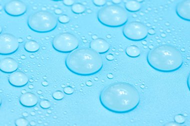 Mavi arkaplan dokusuna su damlaları. Arkaplan camı su damlalarıyla kaplı. Sudaki kabarcıklar