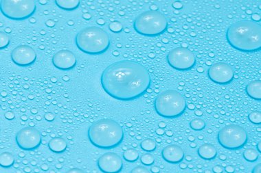 Mavi arkaplan dokusuna su damlaları. Arkaplan camı su damlalarıyla kaplı. Sudaki kabarcıklar