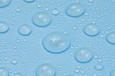 Mavi arkaplan dokusuna su damlaları. Arkaplan camı su damlalarıyla kaplı. Sudaki kabarcıklar
