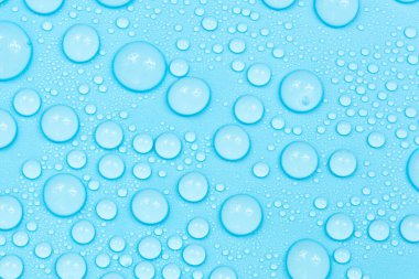 Mavi arkaplan dokusuna su damlaları. Arkaplan camı su damlalarıyla kaplı. Sudaki kabarcıklar