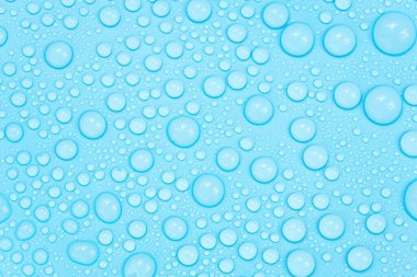 Mavi arkaplan dokusuna su damlaları. Arkaplan camı su damlalarıyla kaplı. Sudaki kabarcıklar