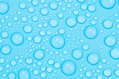 Mavi arkaplan dokusuna su damlaları. Arkaplan camı su damlalarıyla kaplı. Sudaki kabarcıklar