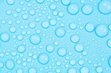 Mavi arkaplan dokusuna su damlaları. Arkaplan camı su damlalarıyla kaplı. Sudaki kabarcıklar