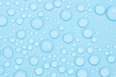 Mavi arkaplan dokusuna su damlaları. Arkaplan camı su damlalarıyla kaplı. Sudaki kabarcıklar