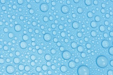 Mavi arkaplan dokusuna su damlaları. Arkaplan camı su damlalarıyla kaplı. Sudaki kabarcıklar