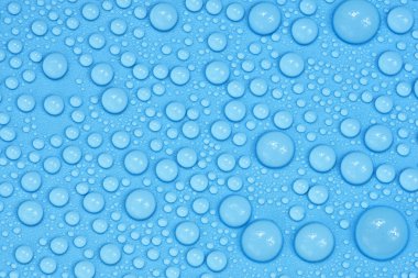 Mavi arkaplan dokusuna su damlaları. Arkaplan camı su damlalarıyla kaplı. Sudaki kabarcıklar