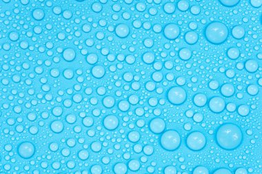 Mavi arkaplan dokusuna su damlaları. Arkaplan camı su damlalarıyla kaplı. Sudaki kabarcıklar