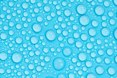 Mavi arkaplan dokusuna su damlaları. Arkaplan camı su damlalarıyla kaplı. Sudaki kabarcıklar