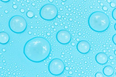 Mavi arkaplan dokusuna su damlaları. Arkaplan camı su damlalarıyla kaplı. Sudaki kabarcıklar