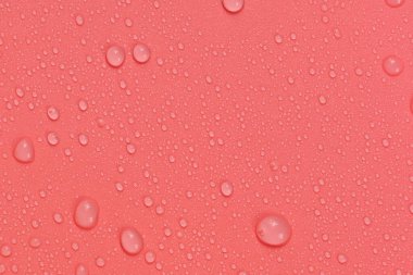 Kırmızı arkaplan dokusuna su damlaları. Arkaplan camı su damlalarıyla kaplı. Sudaki kabarcıklar