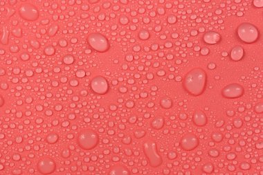 Kırmızı arkaplan dokusuna su damlaları. Arkaplan camı su damlalarıyla kaplı. Sudaki kabarcıklar