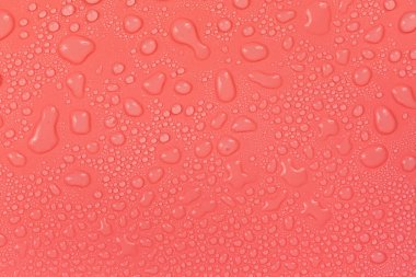 Kırmızı arkaplan dokusuna su damlaları. Arkaplan camı su damlalarıyla kaplı. Sudaki kabarcıklar