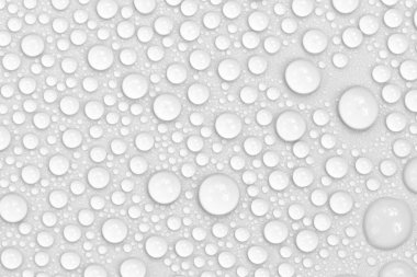Beyaz arkaplan dokusuna su damlaları. Arkaplan camı su damlalarıyla kaplı. Sudaki kabarcıklar
