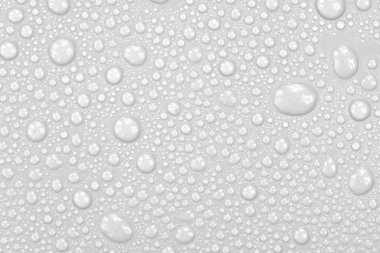 Beyaz arkaplan dokusuna su damlaları. Arkaplan camı su damlalarıyla kaplı. Sudaki kabarcıklar