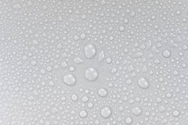 Beyaz arkaplan dokusuna su damlaları. Arkaplan camı su damlalarıyla kaplı. Sudaki kabarcıklar