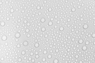 Beyaz arkaplan dokusuna su damlaları. Arkaplan camı su damlalarıyla kaplı. Sudaki kabarcıklar