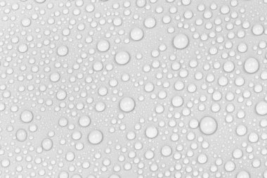 Beyaz arkaplan dokusuna su damlaları. Arkaplan camı su damlalarıyla kaplı. Sudaki kabarcıklar