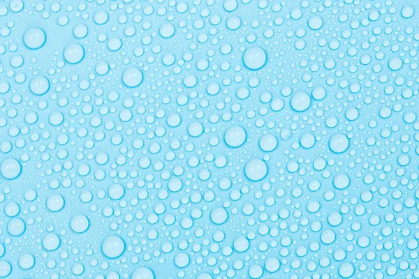 Mavi arkaplan dokusuna su damlaları. Arkaplan camı su damlalarıyla kaplı. Sudaki kabarcıklar