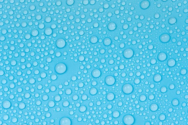 Mavi arkaplan dokusuna su damlaları. Arkaplan camı su damlalarıyla kaplı. Sudaki kabarcıklar
