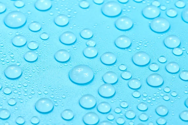 Mavi arkaplan dokusuna su damlaları. Arkaplan camı su damlalarıyla kaplı. Sudaki kabarcıklar
