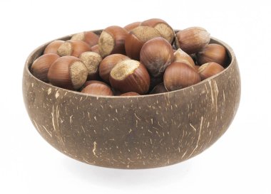 Beyaz arka planda soyulmamış fındıklar. Kabuklu fındık