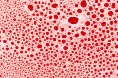 Beyaz arka planda kanlı damlalar. Kırmızı suda kabarcıklar