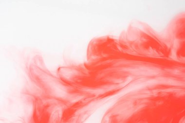 Arka planda kanlı lekeler var. Lekeli. Kırmızı duman arka planı. Suyun arka planında suluboya kırmızı. Suda kırmızı hareket mürekkebi