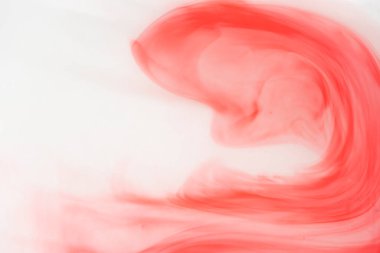 Arka planda kanlı lekeler var. Lekeli. Kırmızı duman arka planı. Suyun arka planında suluboya kırmızı. Suda kırmızı hareket mürekkebi