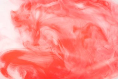 Arka planda kanlı lekeler var. Lekeli. Kırmızı duman arka planı. Suyun arka planında suluboya kırmızı. Suda kırmızı hareket mürekkebi