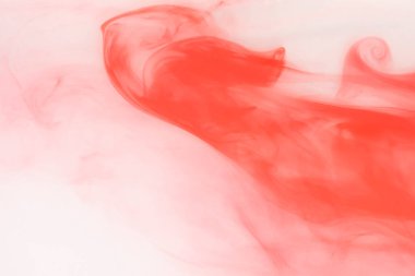 Arka planda kanlı lekeler var. Lekeli. Kırmızı duman arka planı. Suyun arka planında suluboya kırmızı. Suda kırmızı hareket mürekkebi