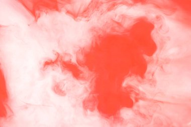 Arka planda kanlı lekeler var. Lekeli. Kırmızı duman arka planı. Suyun arka planında suluboya kırmızı. Suda kırmızı hareket mürekkebi