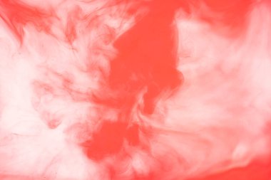 Arka planda kanlı lekeler var. Lekeli. Kırmızı duman arka planı. Suyun arka planında suluboya kırmızı. Suda kırmızı hareket mürekkebi