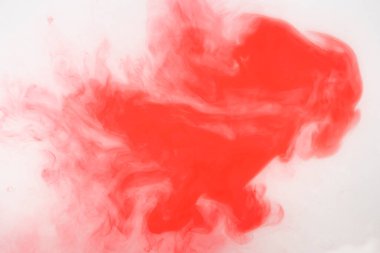 Arka planda kanlı lekeler var. Lekeli. Kırmızı duman arka planı. Suyun arka planında suluboya kırmızı. Suda kırmızı hareket mürekkebi